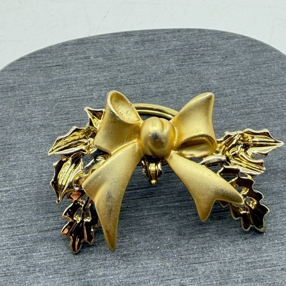 Brooch Vintage Gold Tone Bow Napkin Ring Holly Leaf Christmas Holiday Statement